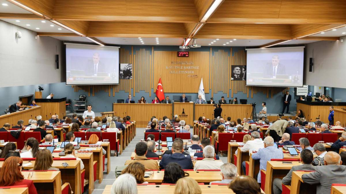 Belediyeler için yeni yasa önerisine Tugay'dan yanıt: Tarihi bir hata olarak görüyorum