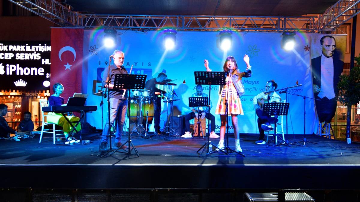 Bornova’da 19 Mayıs coşkusu meydanlara taşıyor