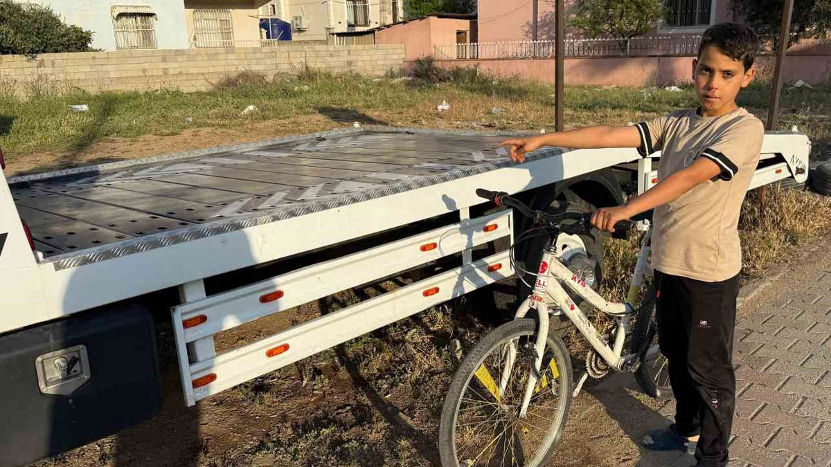 TikTok’ta gördü, denemek istedi: Çekici üzerinde bisiklet süren çocuk ölümden döndü