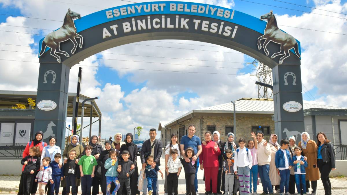 Esenyurt Belediyesinden özel çocuklara atla terapi etkinliği