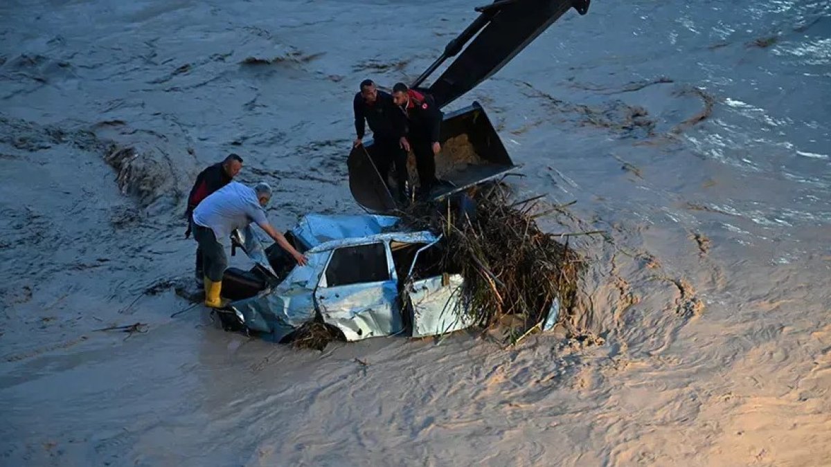 Osmaniye’de sağanak yağış hayatı olumsuz etkiledi: Bülbül deresi taştı, 7 araç dere yatağına sürüklendi