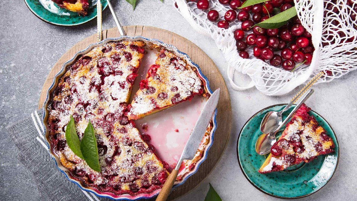Fransa esintisi evinizi saracak! Mevsimine göre değişik yapılıyor ama orjinaline kiraz yakışıyor! İşte Clafoutis tarifi…