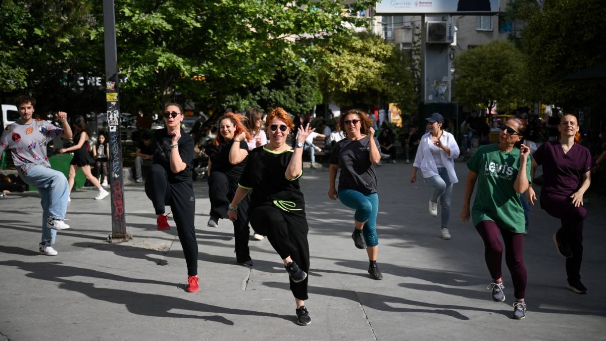 Gençlik coşkusu Bornova sokaklarında yükseliyor
