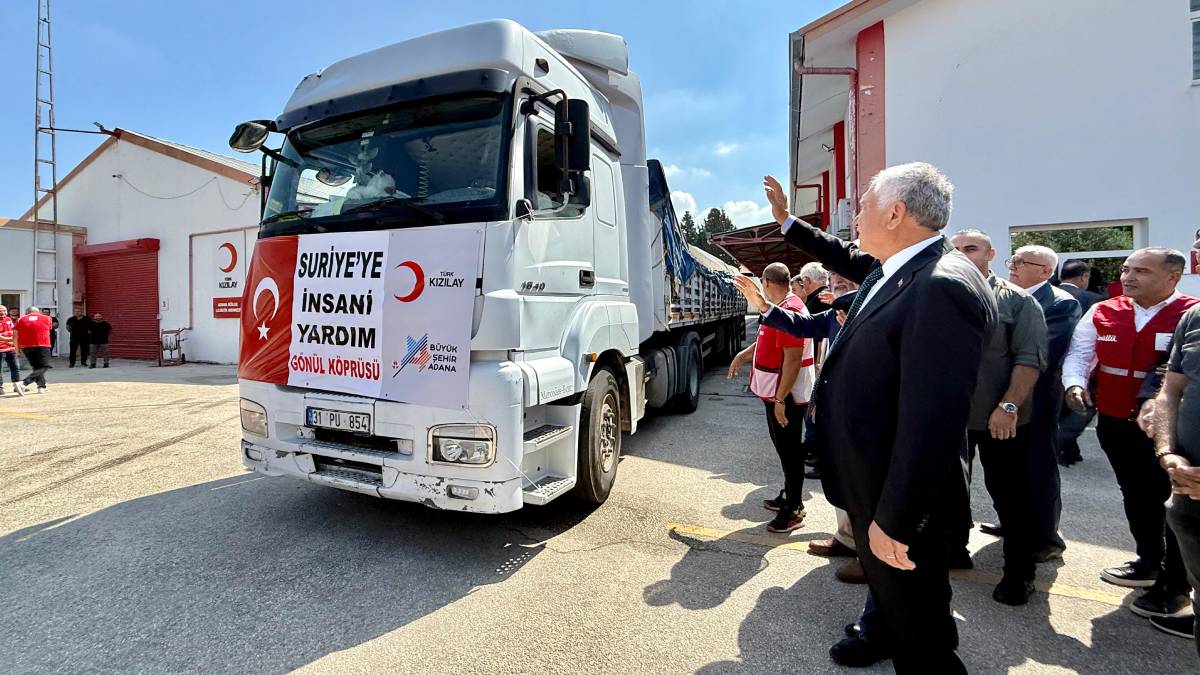 Adana-Suriye arası gönül köprüsü: Büyükşehir, Kızılay aracılığıyla Suriye’ye 3 tır insani yardım malzemesi gönderdi