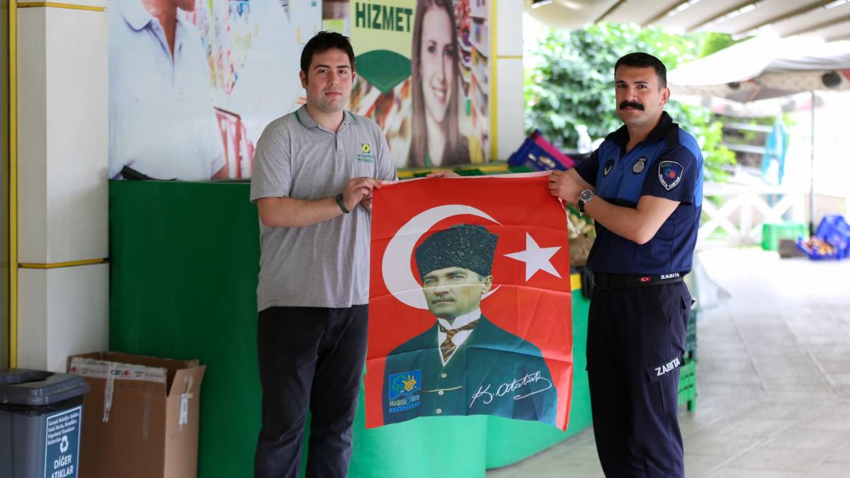 Narlıdere Belediyesinden esnafa bayrak dağıtımı