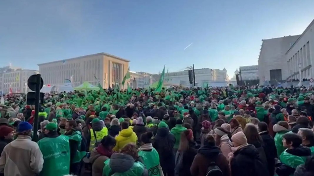 Belçika’da 113 bin kişinin maaşı kesilecek