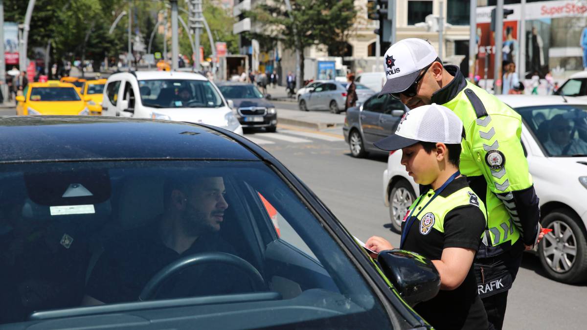 Başkentli minik polisler trafik denetiminde