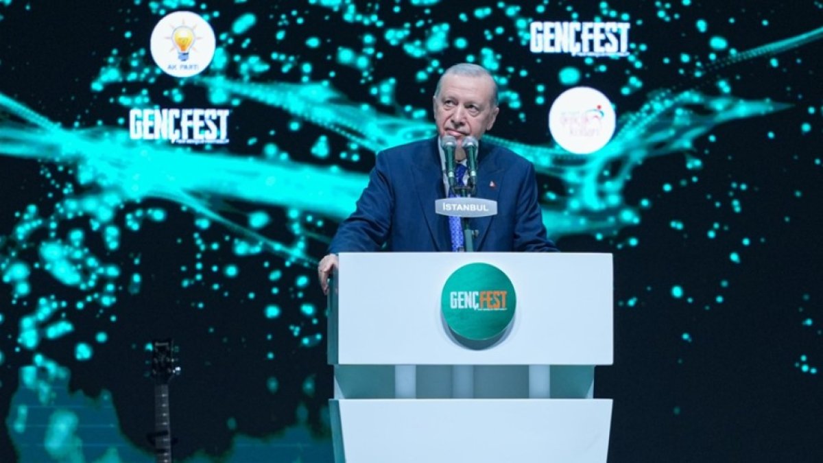 Erdoğan: Boğazda viskisini yudumlayanlar PKK'nın silah bırakmasından rahatsız