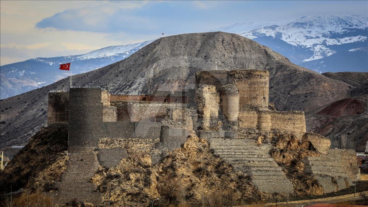 Binlerce yıllık tarihi kale yıkılma tehlikesiyle karşı karşıya: Tarihi kale restorasyon bekliyor