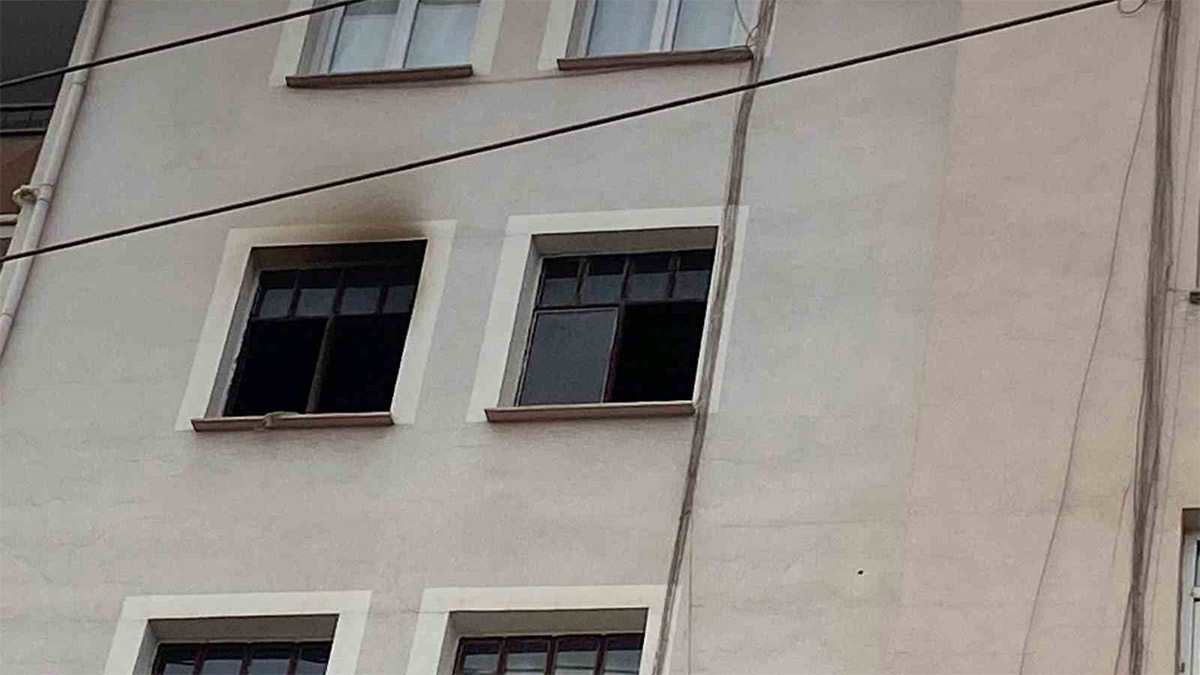 Kocaeli'de şarj halindeki akü patladı: Ev yandı, araçlar zarar gördü