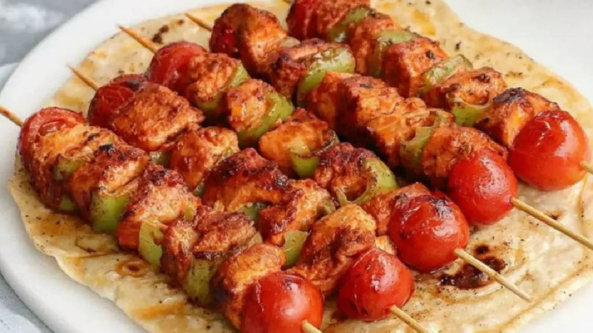 Evde mangalsız şiş keyfi! Fırına atın, tadına varın: Dumanı üstünde, yağsız ve lezzetli fırında tavuk şiş tarifi