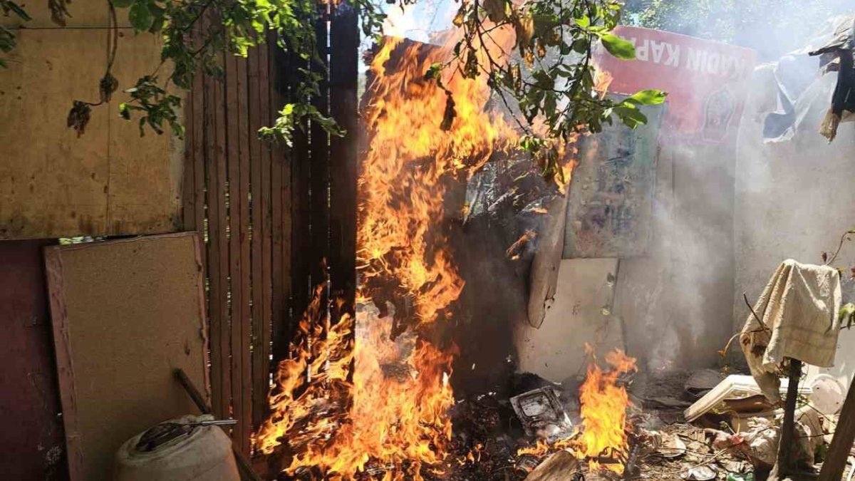 Çöpteki camlar kendi kendine alev aldı! Şişli'de korkutan yangın