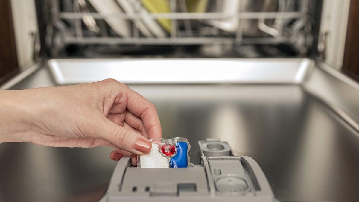 Bulaşık makinesi kapsülünde dev indirim! Olan da alacak olmayan da: Yarı fiyatına düşen ürün için marketlere akın başladı