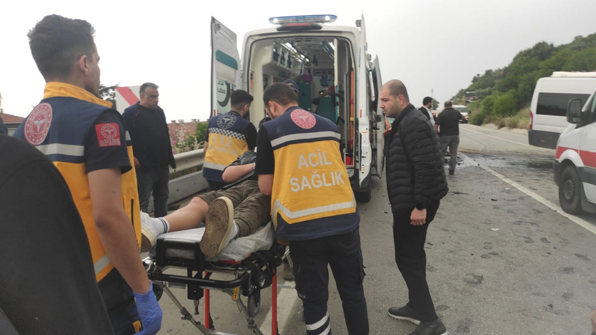 Bursa'da işçi servisi ve otomobil çarpıştı: 2'si ağır 12 yaralı