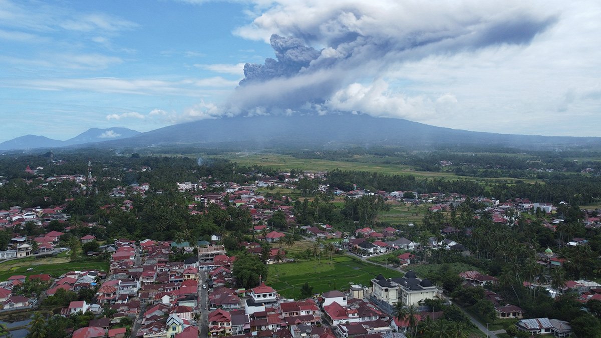 Endonezya'daki Merapi Yanardağı kül püskürttü