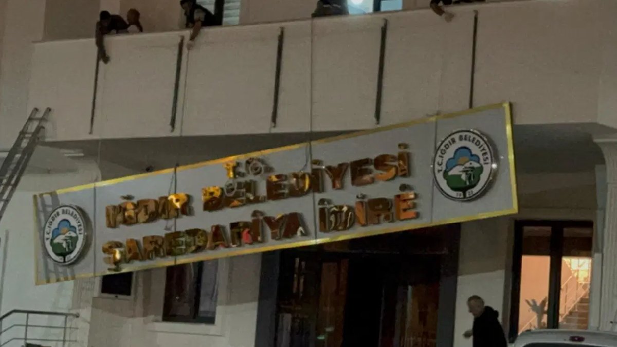 Iğdır Belediyesi'nin tabelasına yenilendi, Kürtçe adı eklendi: 'Şarederiya İdire'