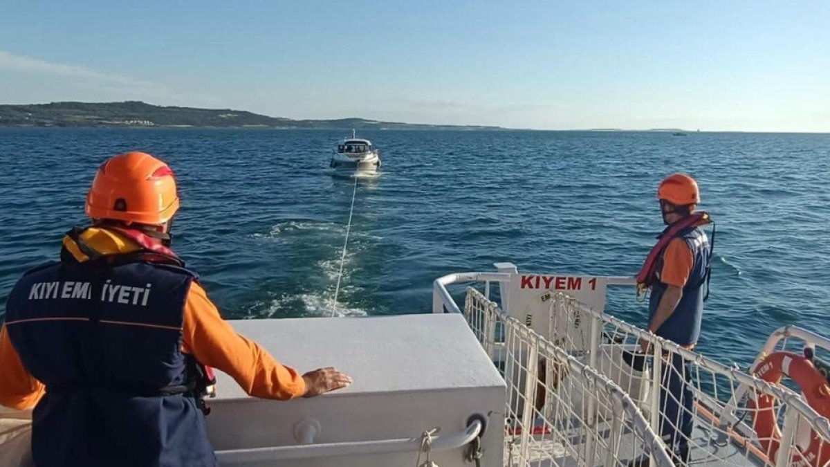 Çanakkale Boğazı'nda sürüklenen tekne kurtarıldı