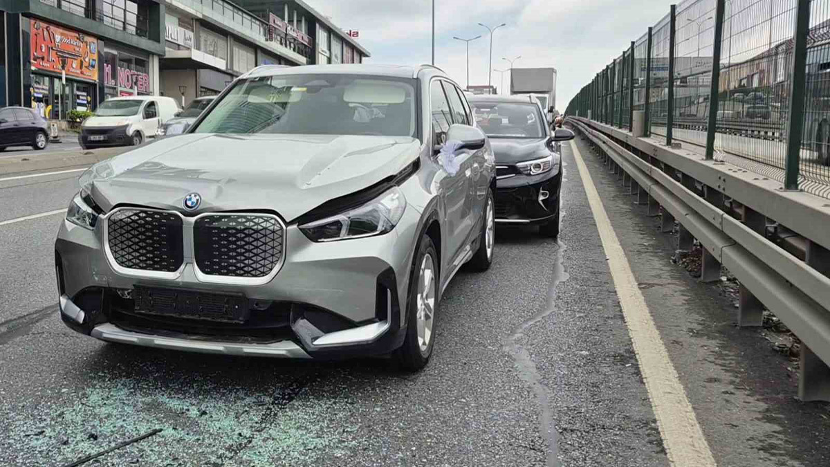 Beylikdüzü’nde düğün konvoyunda zincirleme kaza: 3 yaralı