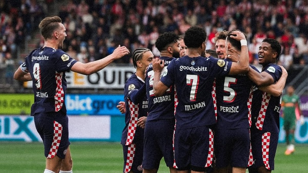 PSV Eindhoven'dan tarihi şampiyonluk: 26. şampiyonluk 9 puan geriden geldi