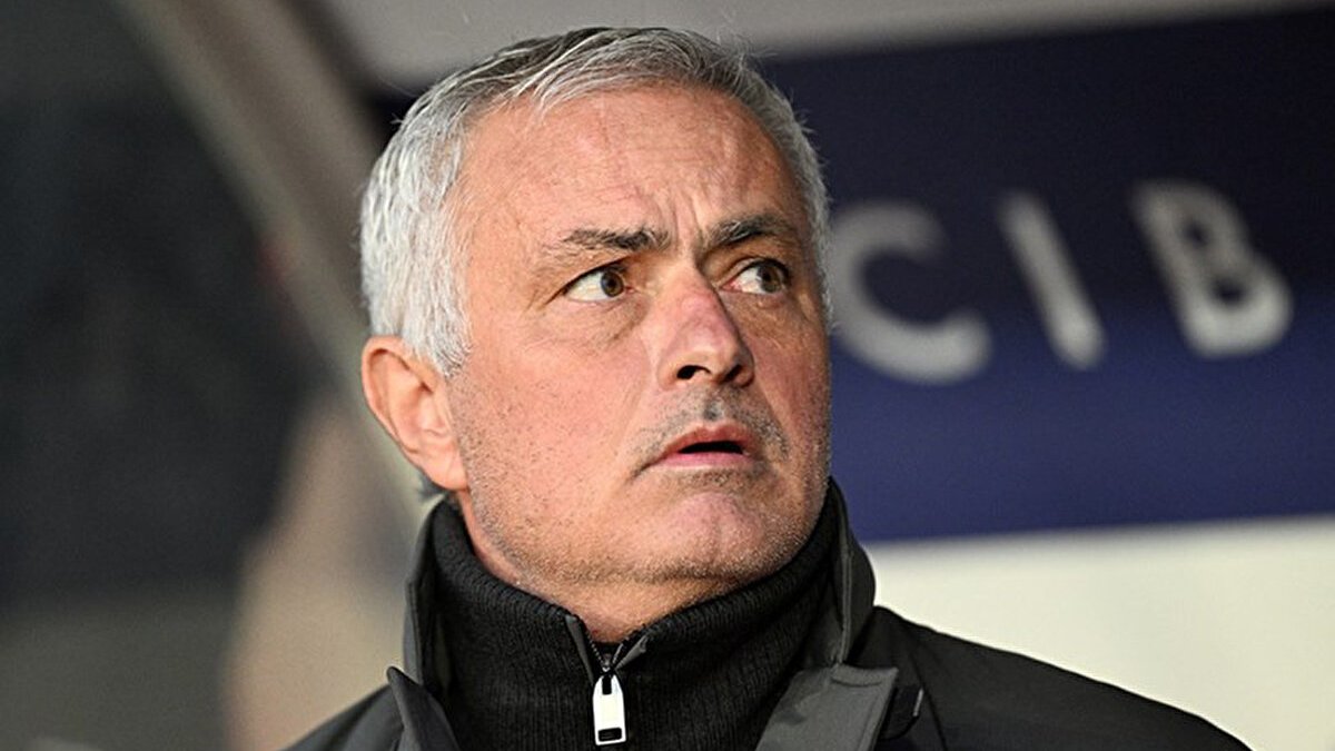 Galatasaray taraftarından şampiyonluk maçında Mourinho’ya pankartlı gönderme