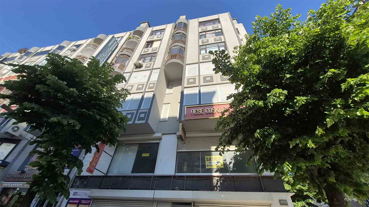 Avcılar'da binadan kopan beton parçası kadının başına düştü