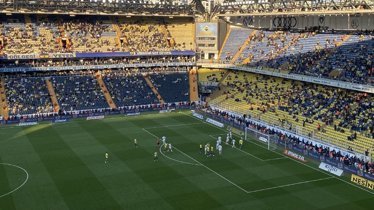 Fenerbahçe'de tribünler boş kaldı
