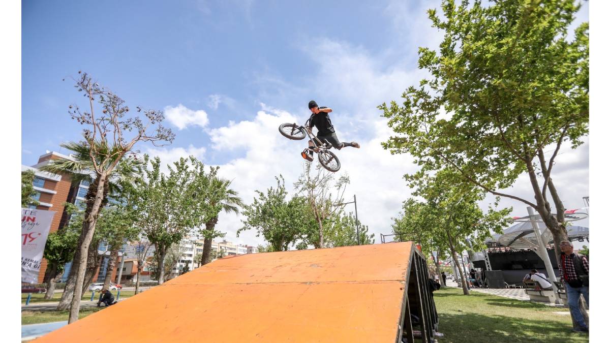 Bayraklı’da gençler Gençlik ve Spor Festivali’nde buluştu