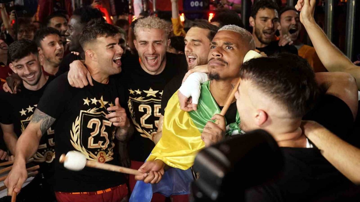 Galatasaraylı futbolcular şampiyonluğu kutladı: 5 yıldızlı sevinç