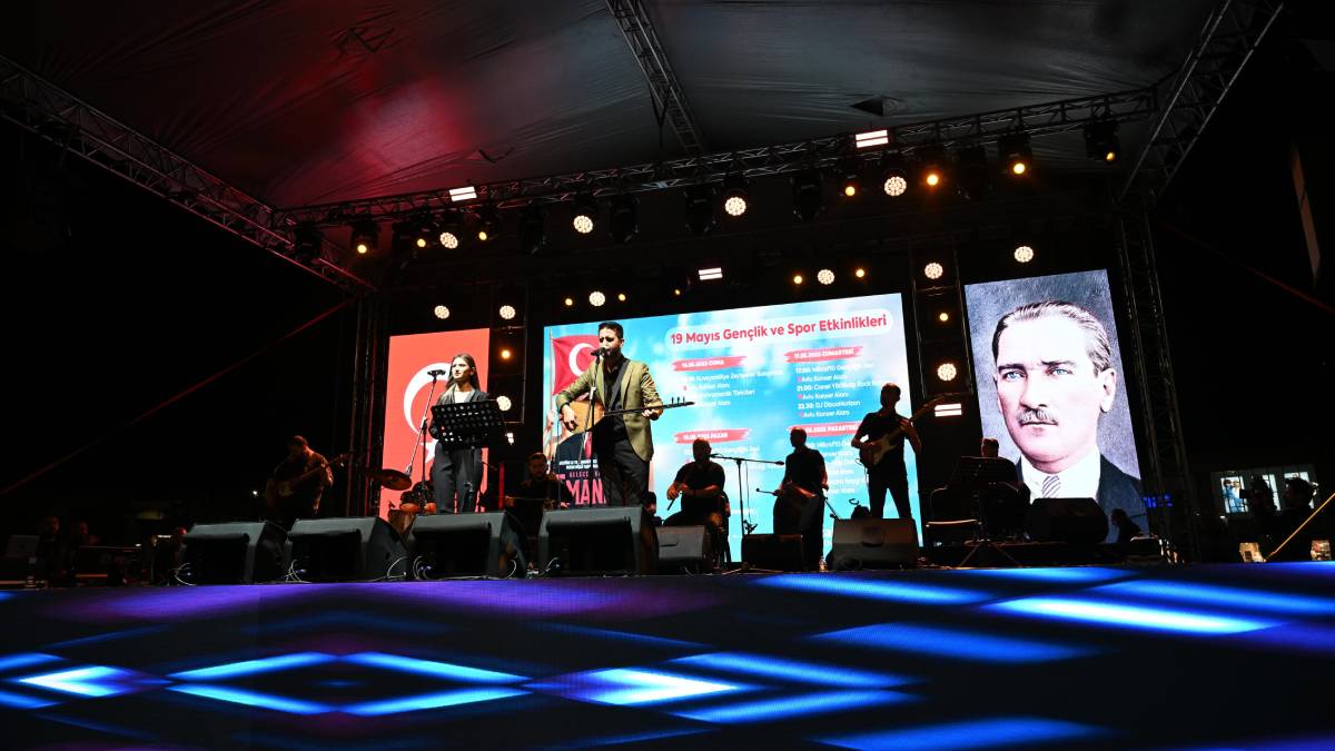 Kuvayımillye’nin zeybekleri sahneyi inletti