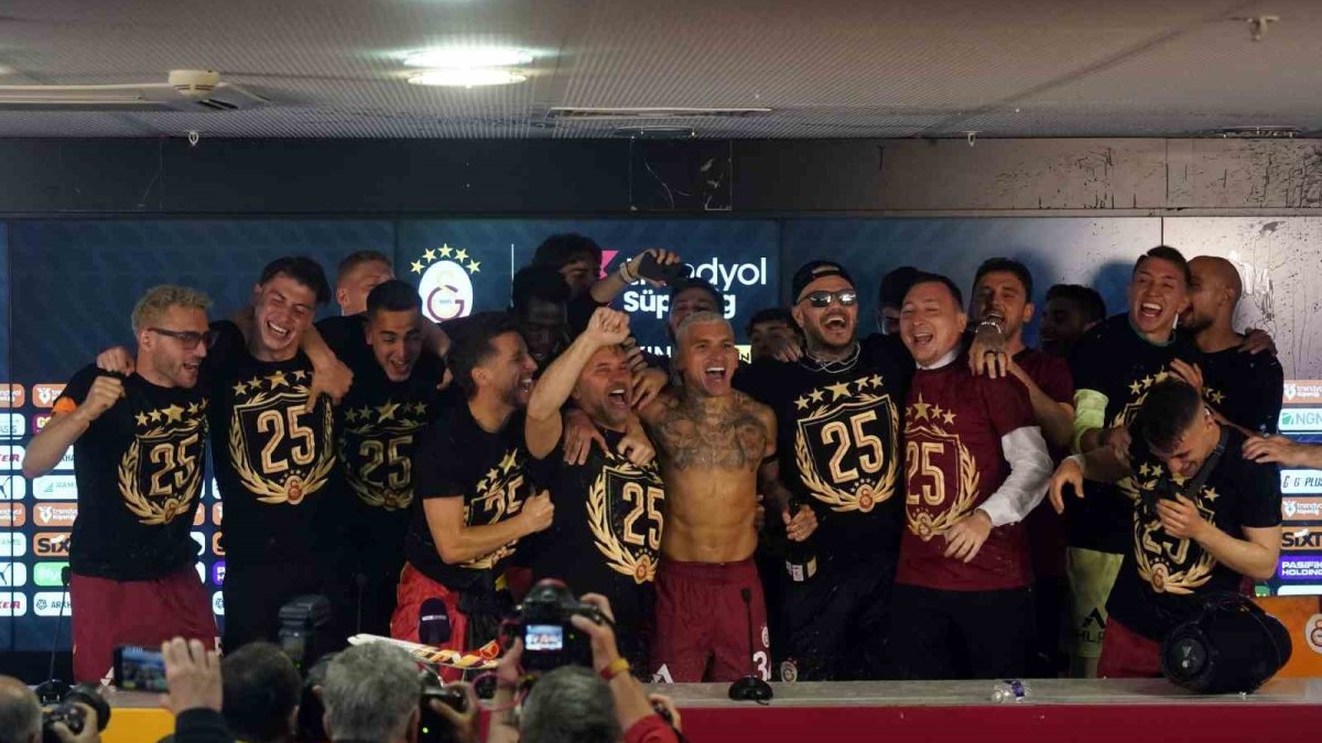 Galatasaraylı futbolculardan Okan Buruk'a baskın: Basın toplantısında eğlenceli anlar