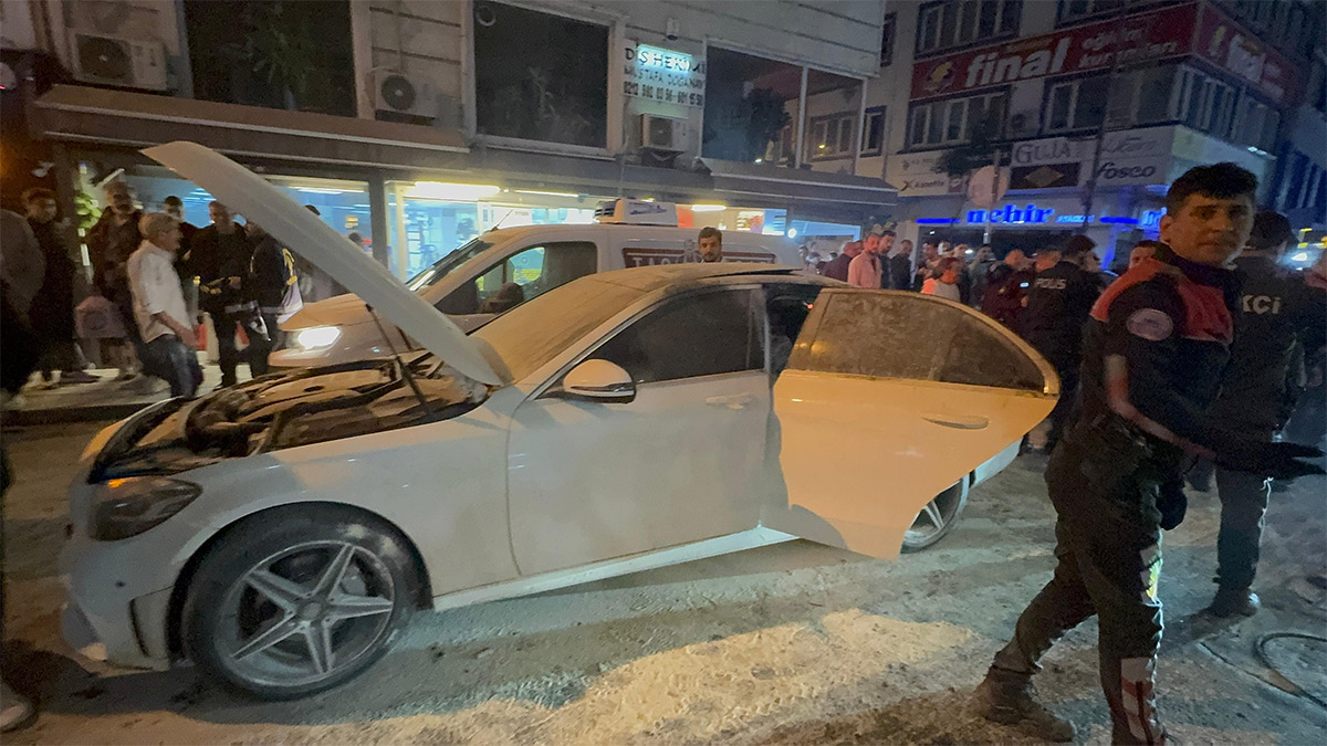 Küçükçekmece’de şampiyonluk kutlaması faciası: Araçta havai fişek patladı