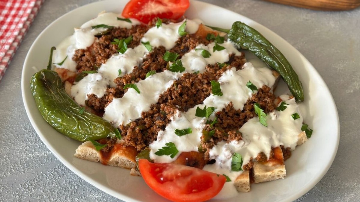 Evde et kalmasıysa böyle deneyin! Ağız sulan bol sosu, yoğurdun hafifliğiyle birleşti! İşte kıymalı İskender tarifi…