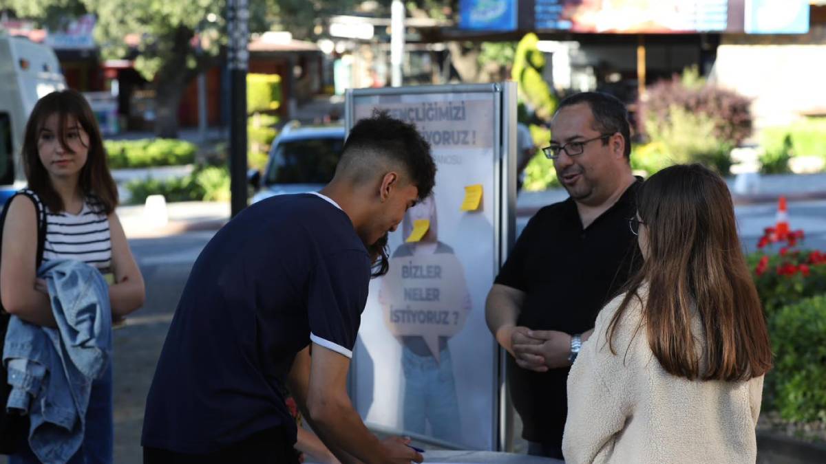 Burhaniye'de "mikrofon Gençlerde"