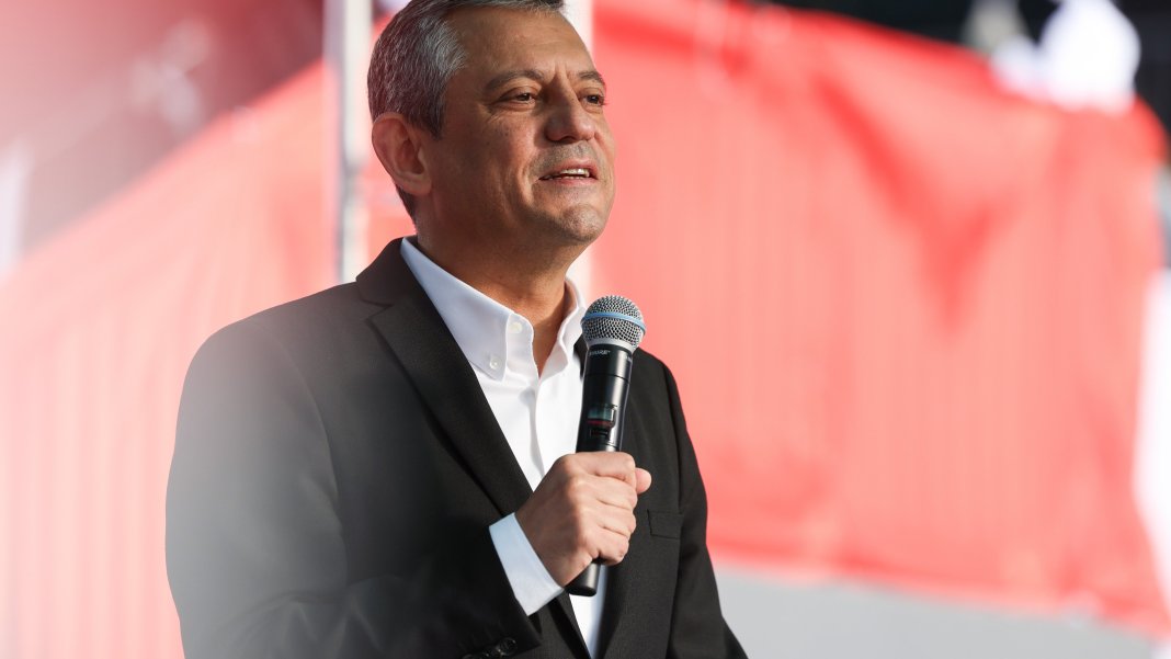 Özgür Özel'den 19 Mayıs'ta gençlere çağrı: Reisinizin elinden o topu geri alın