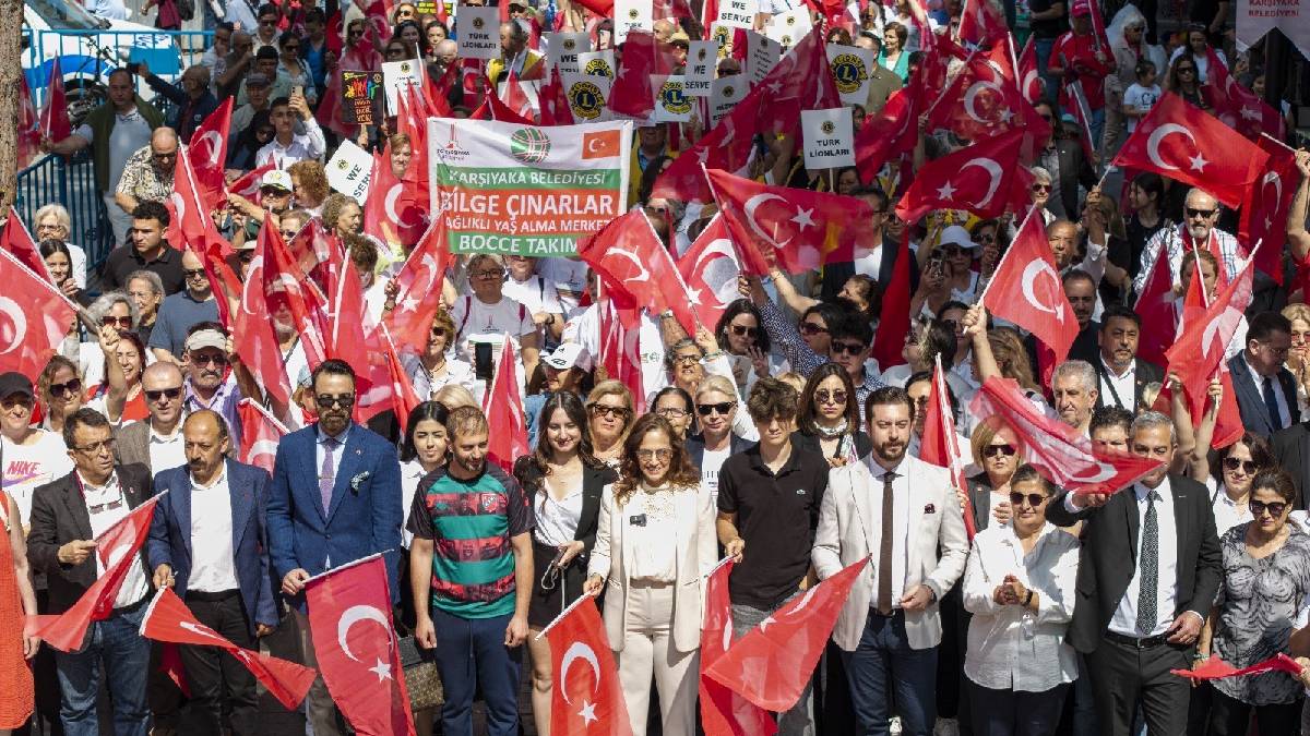 Karşıyaka’da omuz omuza 19 Mayıs yürüyüşü