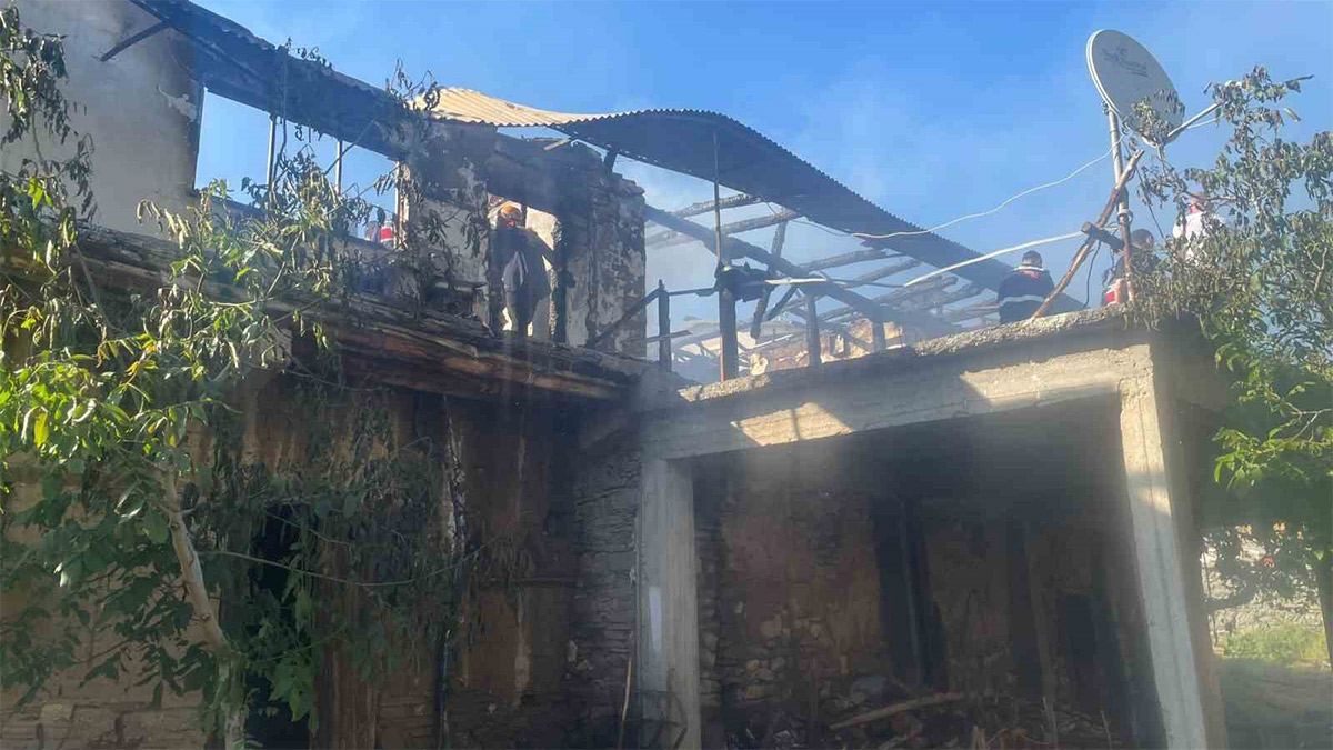 Uşak'ta acı son! Evde çıkan yangında 92 yaşındaki adam hayatını kaybetti