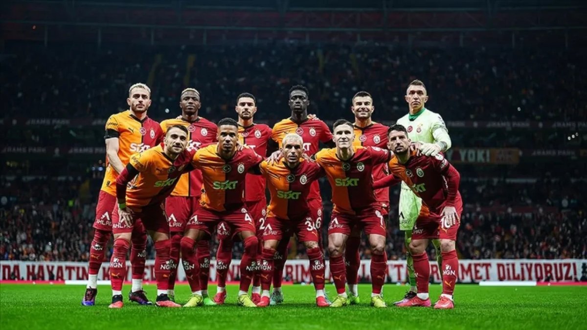 Galatasaray'da iki futbolcu ile yollar ayrıldı! Sarı-kırmızılı yönetim resmen açıkladı