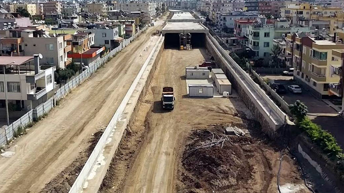 Araç trafiğini alt üst eden demiryolu hattı yerin altına alınıyor! Yüzde 62'si tamamlandı, açılış tarihi belli oldu