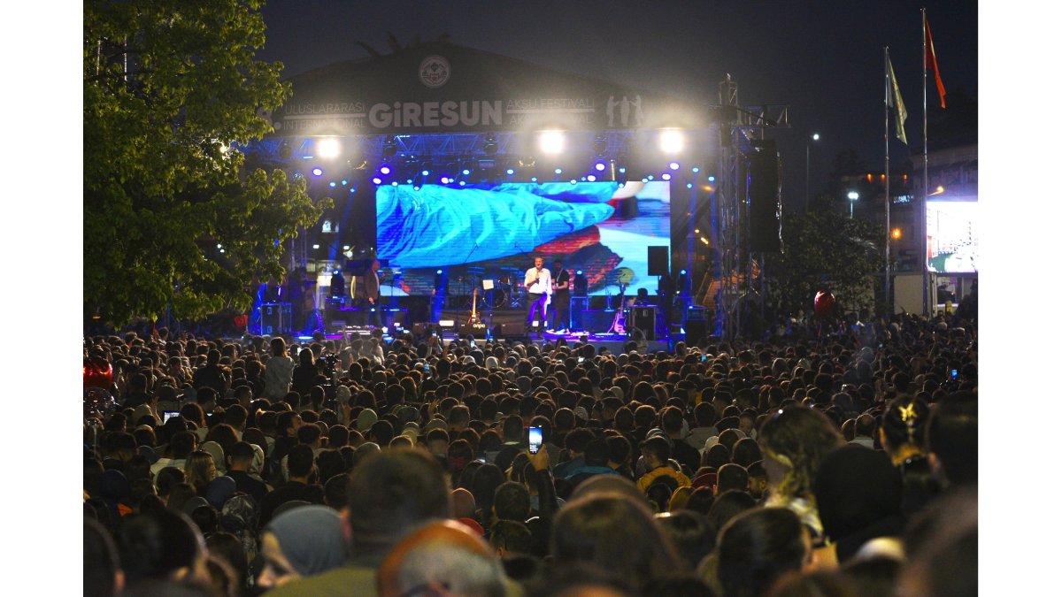 Emre Fel izdihamı yaşandı