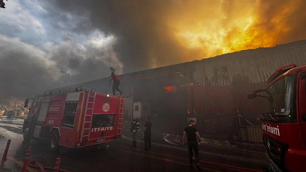 Mersin'deki fabrikada korkutan yangın: Patlamalar yaşandı