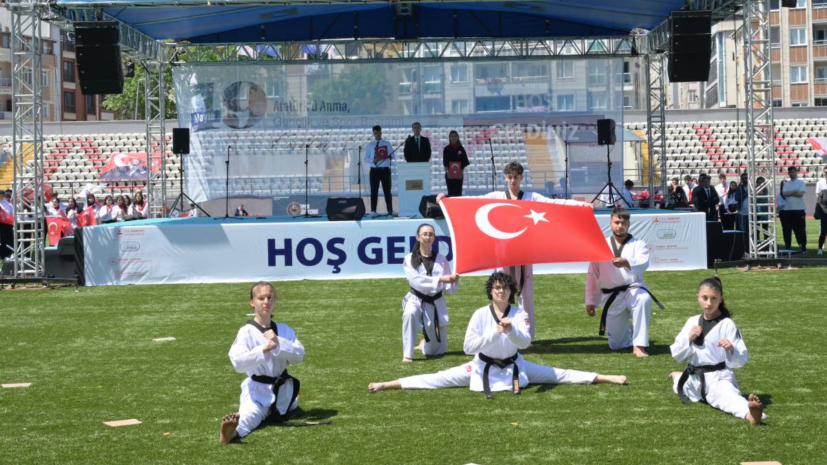Esenyurt’ta 19 Mayıs coşkusu: Yüzlerce kişi Turgut Özal Stadyumu’nda buluştu