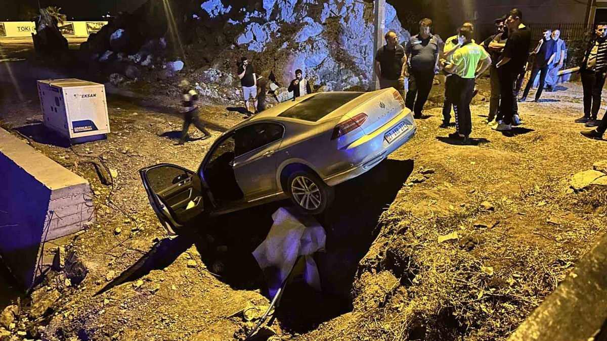 Navigasyon şaşırttı: Otomobil, yıkılan bina arazisine uçtu