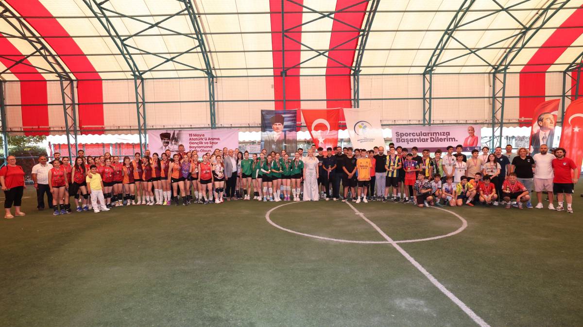 Turnuvada dereceye giren genç sporculara ödülleri takdim edildi