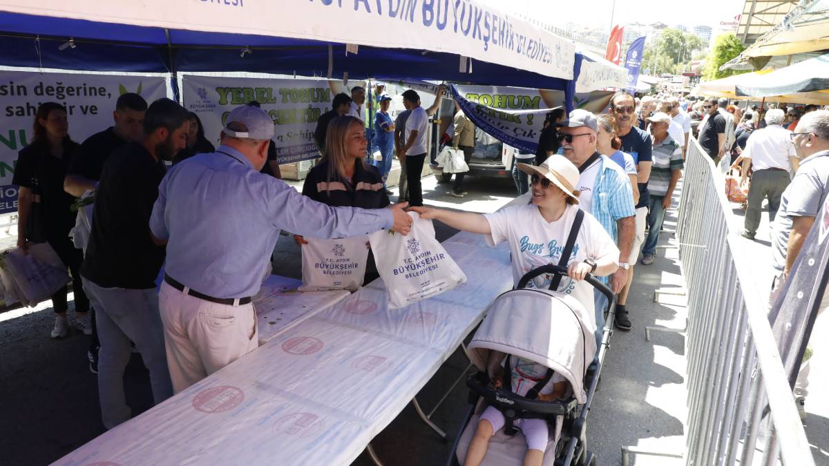 Kuşadası’nda yaşayan vatandaşlara ata tohumlarından üretilen fideler dağıtıldı