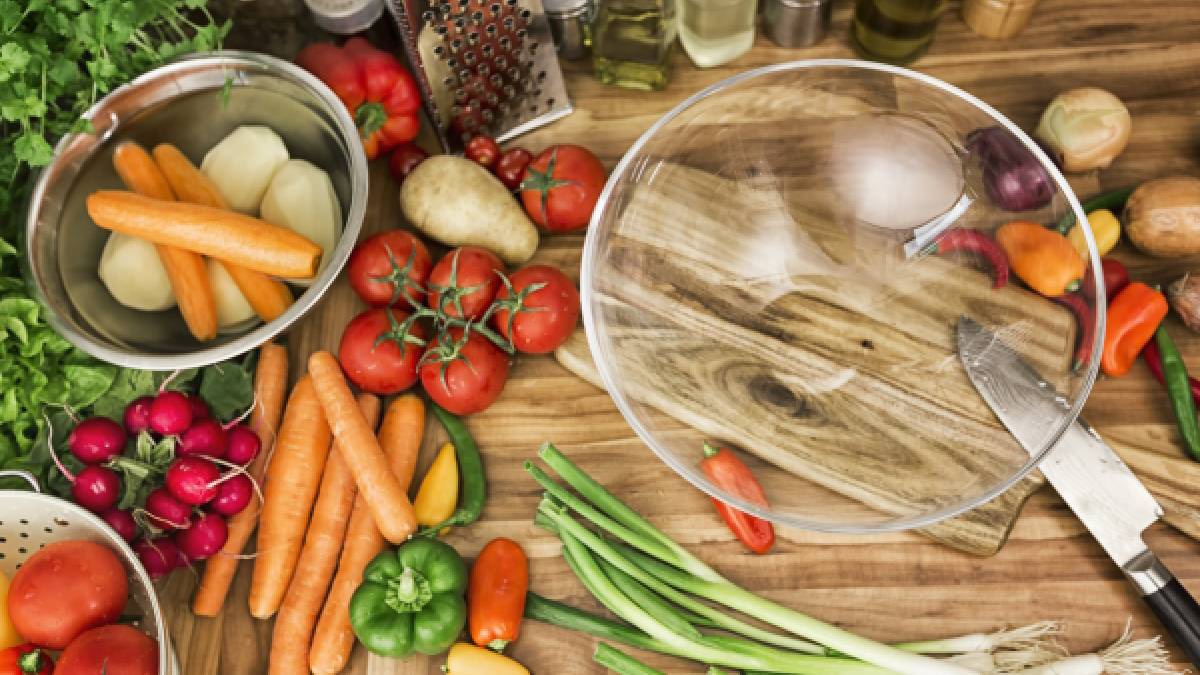 Tarımda verimi sofralarda zehri artırıyor! Sirkeli su bile yetmiyor: Pestisit en çok bu sebze ve meyvelerde yayılıyor