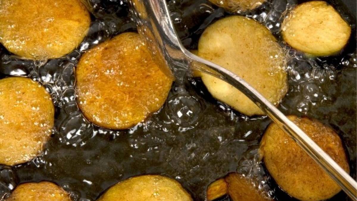 Tuzlu suda bekletmeye gerek yokmuş! Ustaların sırrı çok başka çıktı: Hem yağ çekmiyor hem de lezzeti zirveye çıkıyor