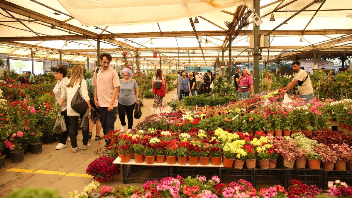 Karşıyaka Çiçek Festivali binlerce doğa tutkununu buluşturdu