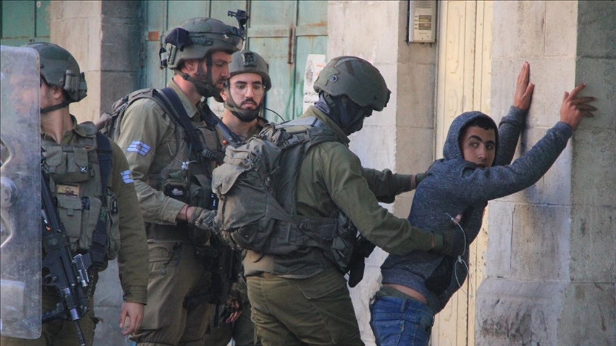 İsrail, Batı Şeria’da 20 Filistinliyi gözaltına aldı