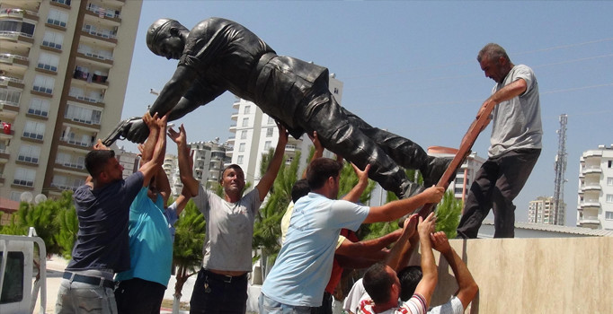 Şehit Astsubay Ömer Halisdemir'in heykelini diktiler
