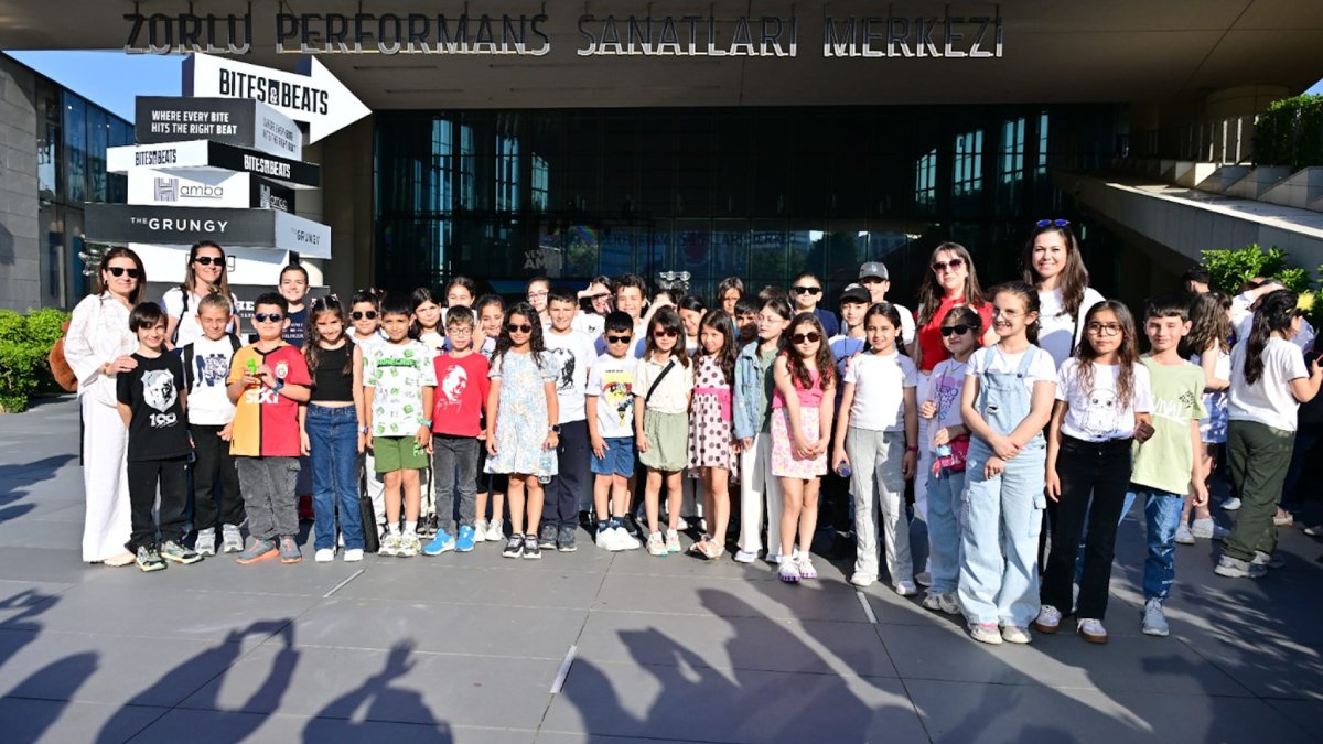 ÇKSM öğrencileri Zorlu PSM’de Cumhuriyet’in büyüleyici hikayesini izledi